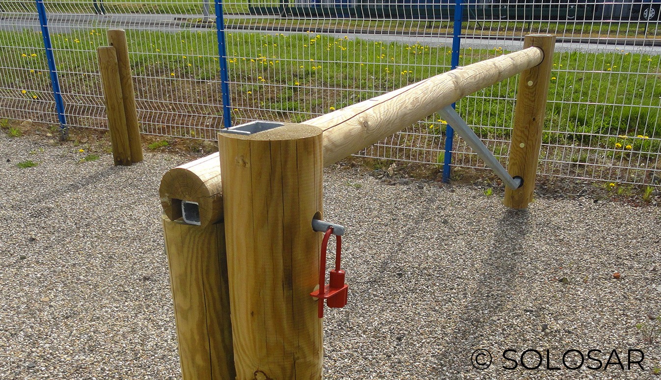 Barrière de sécurité amovible en bois brut